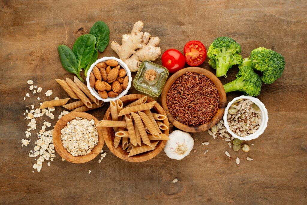 carbohidrați complecși, cum ar fi cerealele integrale, fructele și legumele